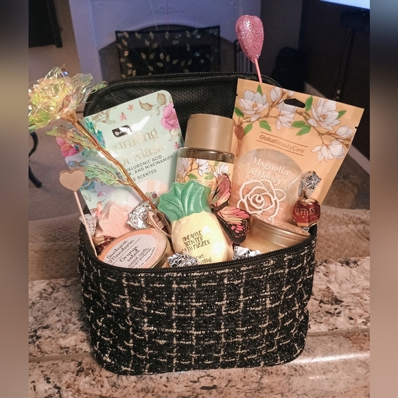 Luxury Custom Pamper Me Spa Women's Gift Basket - Picture 3 of 15